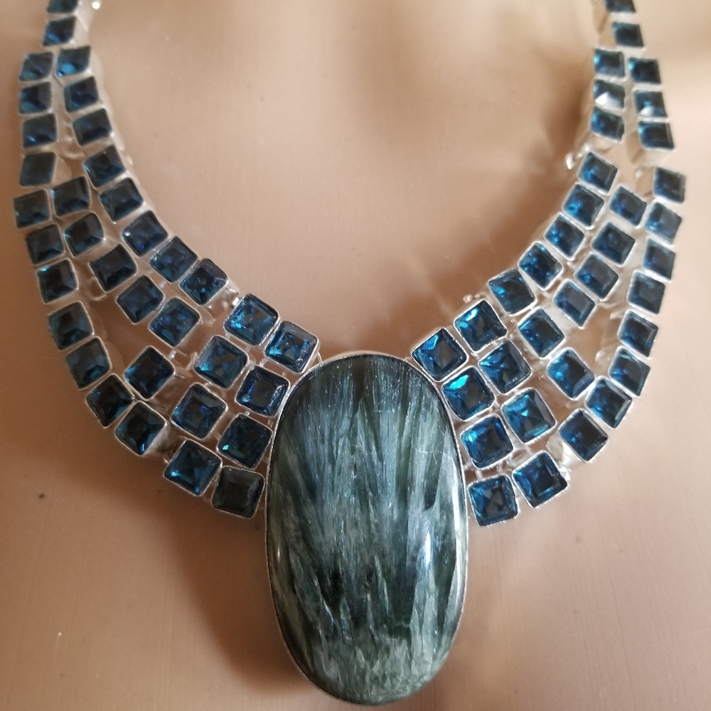 GLAMOROUS NECKLACE NWOT - Picture 2 of 8
